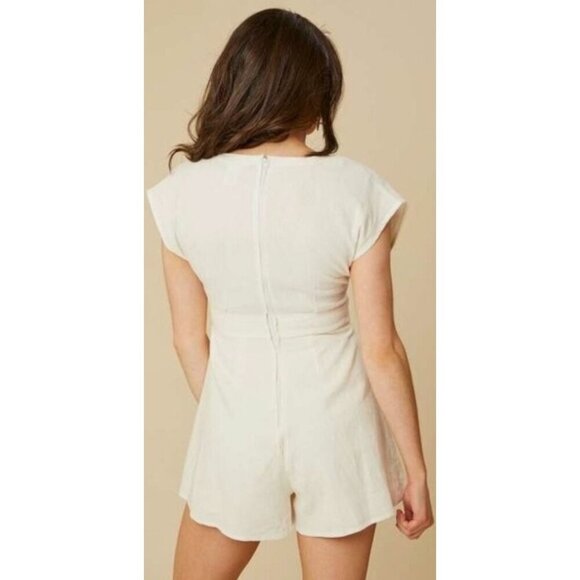 Altar'd State Romper Women's Size L Ivory Deep V-Neck Cap Sleeve Pleated NWT - Picture 4 of 11